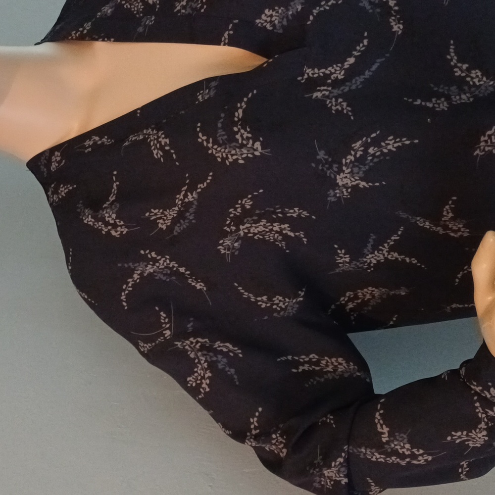 🔥🔥🔥Vince Spring navy blue floral henley blouse S - Picture 3 of 12